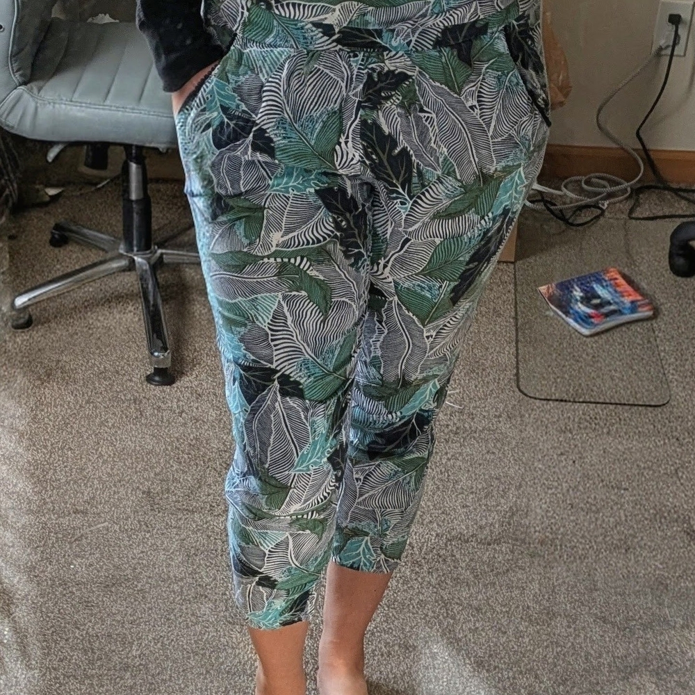 Women's Leaf Print Cropped Pants